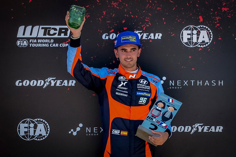 Dos terceros puestos mantienen a Mikel Azcona como l&iacute;der de la Copa Mundial de Turismos